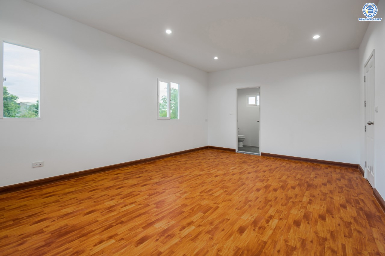 บ้านมือสองตกแต่งใหม่ ม.เดอะแพลนท์ วัชรพล หลังมุม เนื้อที่ 54 ตร.ว. ฟังก์ชัน 3 ห้องนอน 3 ห้องน้ำ จอดรถได้ 2 คัน Facilities ครบครัน บนทำเลเชื่อมต่อหลายเส้นทาง ถ.รามอินทรา ถ.สายไหม และ ถ.พหลโยธิน ใกล้สนามบินดอนเมือง ทางด่วน "รามอินทรา" และรถไฟฟ้าสายสีเขียว "สถานีคูคต"